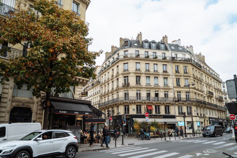 Ett gatukafé i Paris under hösten när löven börjar falla och luften är klar.
